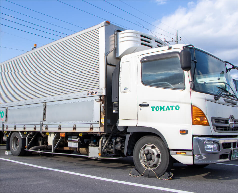 徹底した温度管理の冷凍ウイング車などを完備